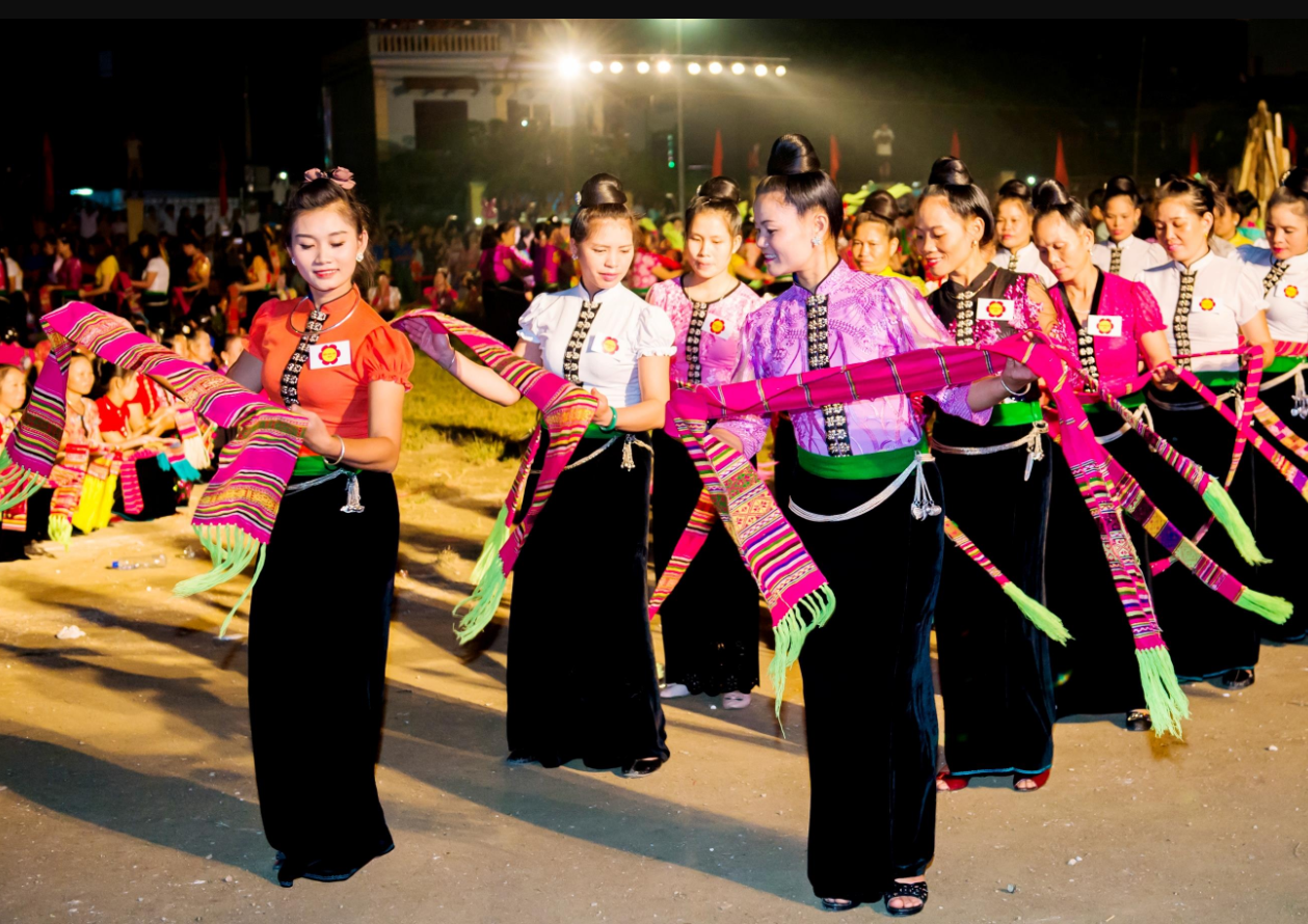 Nghi thức lấy nước đầu năm Đón tài lộc của người Thái
